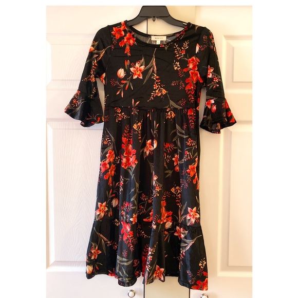 Hailey & Co Dresses & Skirts - NWOT Hailey & Co Black Floral Velvet Dress